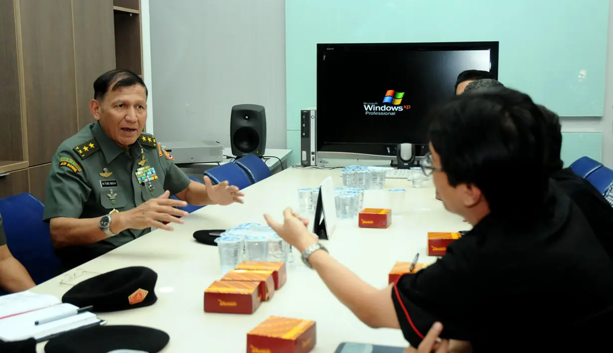 Diskusi antara Kapuspen TNI Mayjen M Fuad Basya dengan beberapa tim redaksi berlangsung hangat dan bersahabat, (24/4/2014). (Liputan6.com/Helmi Fithriansyah)  