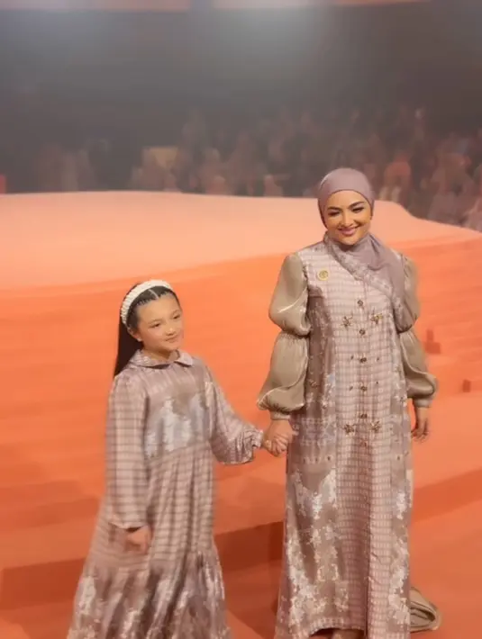 Ashanty dan Arsy selalu kompak dengan busana yang dikenakan. Misalnya saja keduankomoak mengenakan gamis warna coklat bermotif. [@ashanty_ash]