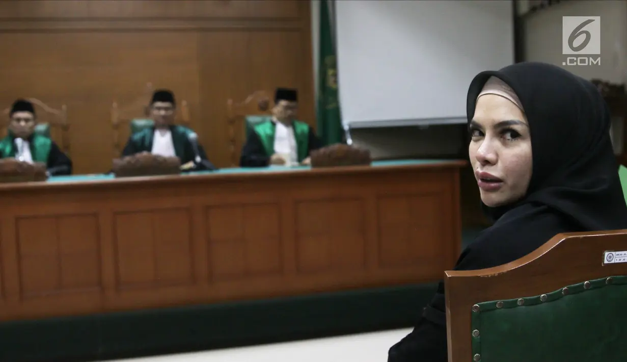 Aktris Nikita Mirzani saat menjalani sidang isbat pernikahannya dengan Dipo Latief di Pengadilan Negeri Jakarta Selatan, Rabu (1/8). Menurut Nikita, Dipo Latief bukanlah sosok imam yang baik dalam rumah tangganya. (Liputan6.com/Herman Zakharia)