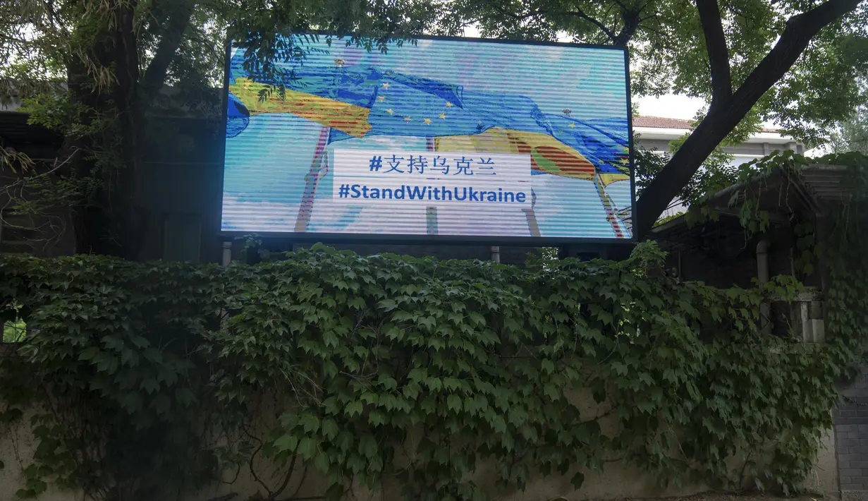 <p>Papan video menampilkan pesan dukungan untuk Ukraina di luar Delegasi Uni Eropa di Beijing, Rabu (17/5/2023). Kedutaan-kedutaan besar di Beijing yang menunjukkan dukungan bagi Ukraina di antaranya Kanada, Jerman, dan Polandia. (AP Photo/Mark Schiefelbein)</p>