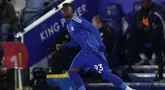 Pemain Leicester, Jeremy Monga melakukan debut bersama timnya dengan tanpa menggunakan sponsor pada jersenya dalam laga lanjutan Liga Inggris 2024/2025 melawan Newcastle di King Power Stadium, Leicester, Inggris, Senin (07/04/2025) waktu setempat. (AFP/Darren Staples)