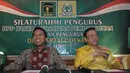 Ketua Umum PPP Rommahurmuziy (kiri) dan Ketua Umum Partai Golkar Agung Laksono berdampingan di Jakarta, Jum'at (13/3/2015). Agung Laksono menegaskan safari politiknya untuk memberikan dukungan pada pemerintahan saat ini. (Liputan6.com/Andrian M Tunay)