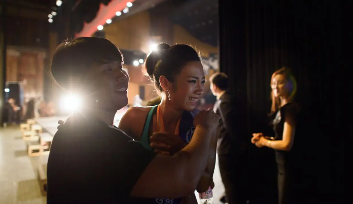 Kegembiraan Kim Hae-Yong setelah memenangi gelar  'Miss Sport Model'.(AFP PHOTO/Ed Jones)