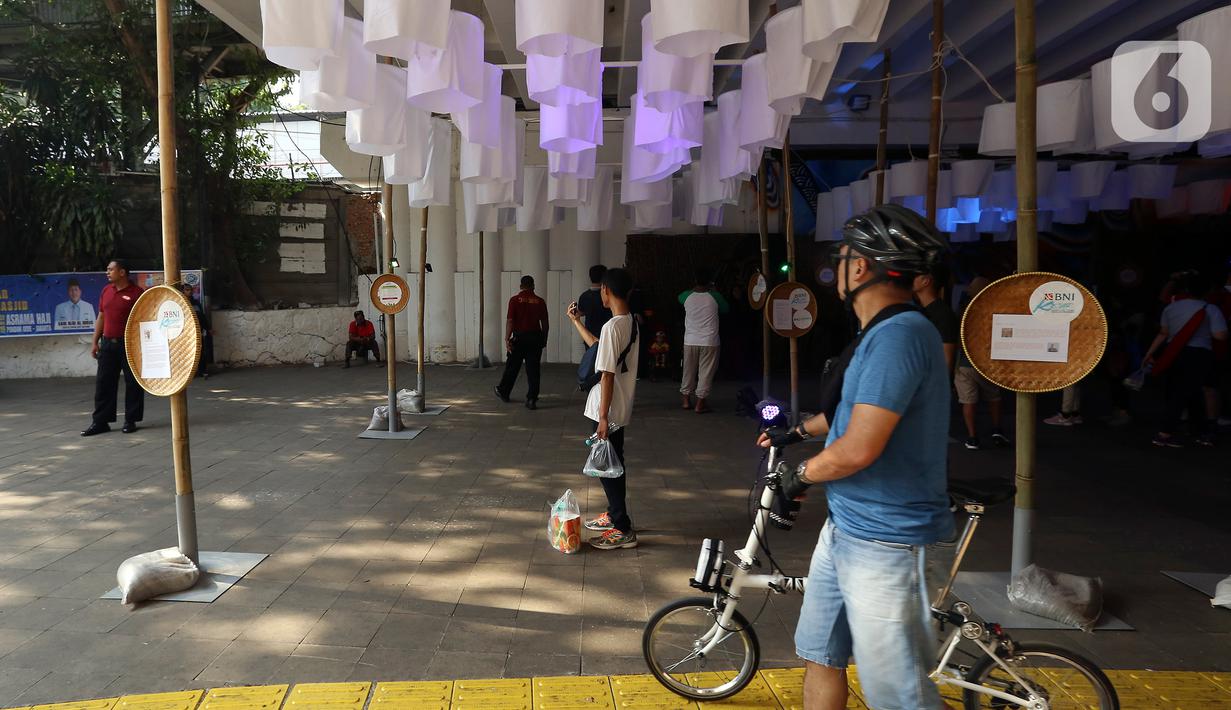 Pengunjung melihat karya seni dari barang bekas yang dipamerkan pada aksi Kenali Sejarah Raihlah Mimpimu di Terowongan Dukuh Atas, Jakarta, Minggu (24/11/2019). Kegiatan memperingati Hari Kesehatan dan Hari Pahlawan Nasional ini digelar sepekan hingga 1 Desember 2019. (Liputan6.com/Johan Tallo)