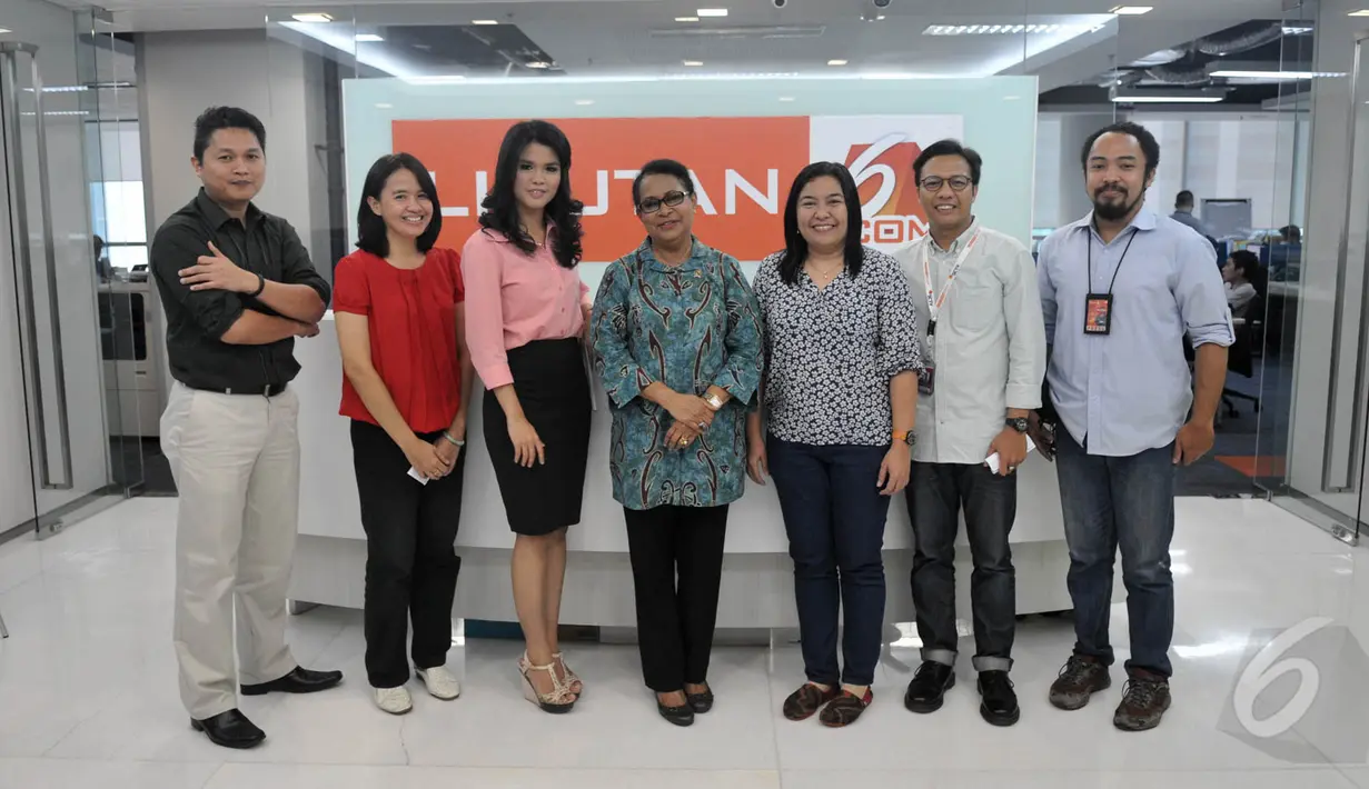Usai melakukan wawancara khusus, Menteri Pemberdayaan Perempuan dan Perlindungan Anak Yohana Susana Yembise berpose bersama redaksi Liputan6.com, Jakarta, Senin (19/5/2015). (Liputan6.com/JohanTallo)