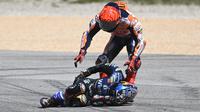 Pembalap Repsol Honda, Marc Marquez, menabrak Miguel Oliveira (WithU Aprilia RNF MotoGP Team) pada MotoGP Portugal yang digelar di Sirkuit Portimao, Minggu (26/3/2023) malam WIB. (AFP/Patricia De Melo Moreira)