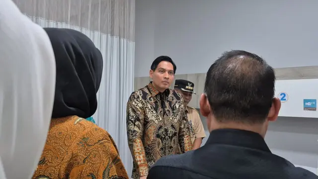 Lucky Hakim sambangi korban kecelakaan Jalur Pantura Indramayu