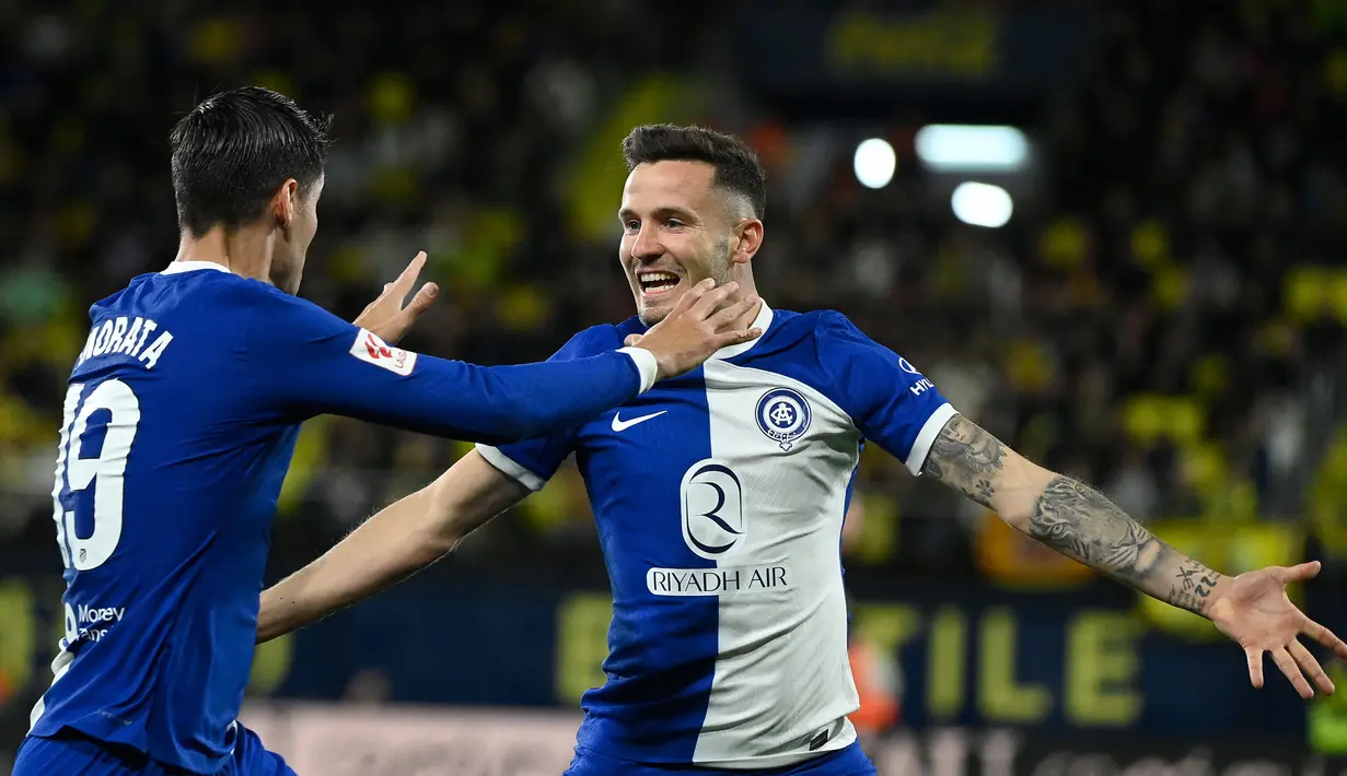 Pemain Atletico Madrid, Saul Niguez (kanan) melakukan selebrasi setelah mencetak gol kemenangan timnya atas Villareal pada laga lanjutan Liga Spanyol 2023/2024 di La Ceramica Stadium, Villareal, Spanyol, Selasa (02/04/2024) dini hari WIB. (AFP/Jose Jordan)