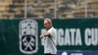 Pelatih Timnas Indonesia, Alfred Riedl saat memimpin sesi latihan jelang melawan Vietnam pada laga uji coba di Stadion Maguwohardjo, Sleman, Jumat (7/10/2016). (Bola.com/Nicklas Hanoatubun)