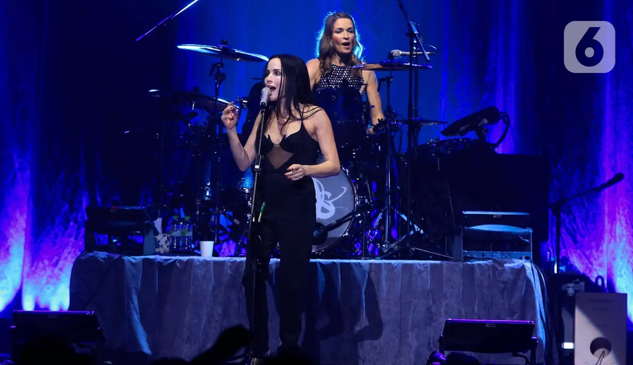 Sebelumnya, The Corrs datang ke Indonesia untuk konser pada 3 Oktober 2001 dalam rangkaian In Blue Tour. (Liputan6.com/Herman Zakharia)
