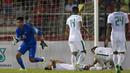 Selain Satria Tama beberapa pemain Indonesia juga tergeletak karena cedera saat melawan Vietnam di Stadion MPS, Selangor, Selasa (22/8/2017). Indonesia bermain imbang 0-0 lawan Vietnam. (Bola.com/Vitalis Yogi Trisna)