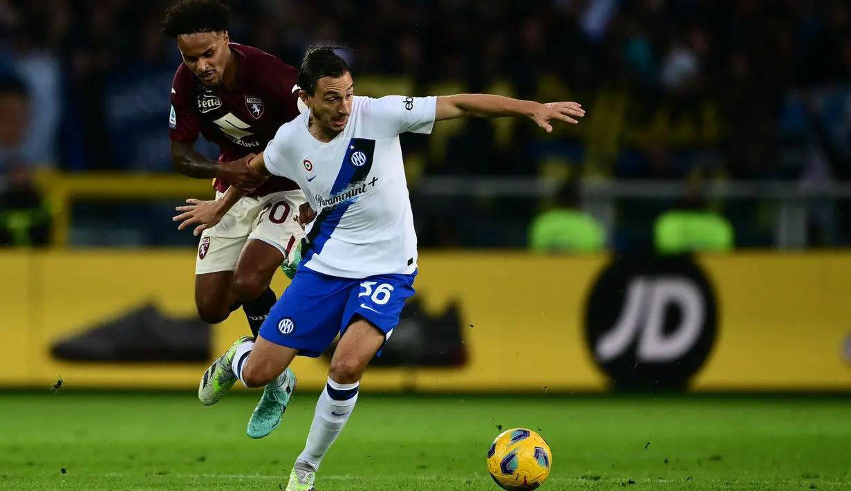 Kedua tim bermain imbang tanpa gol pada babak pertama. (Marco BERTORELLO / AFP)