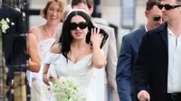 Busana Pengantin Nyentrik Charli XCX Saat Dinikahi George Daniel The 1975, Langsung Nongkrong di Restoran
