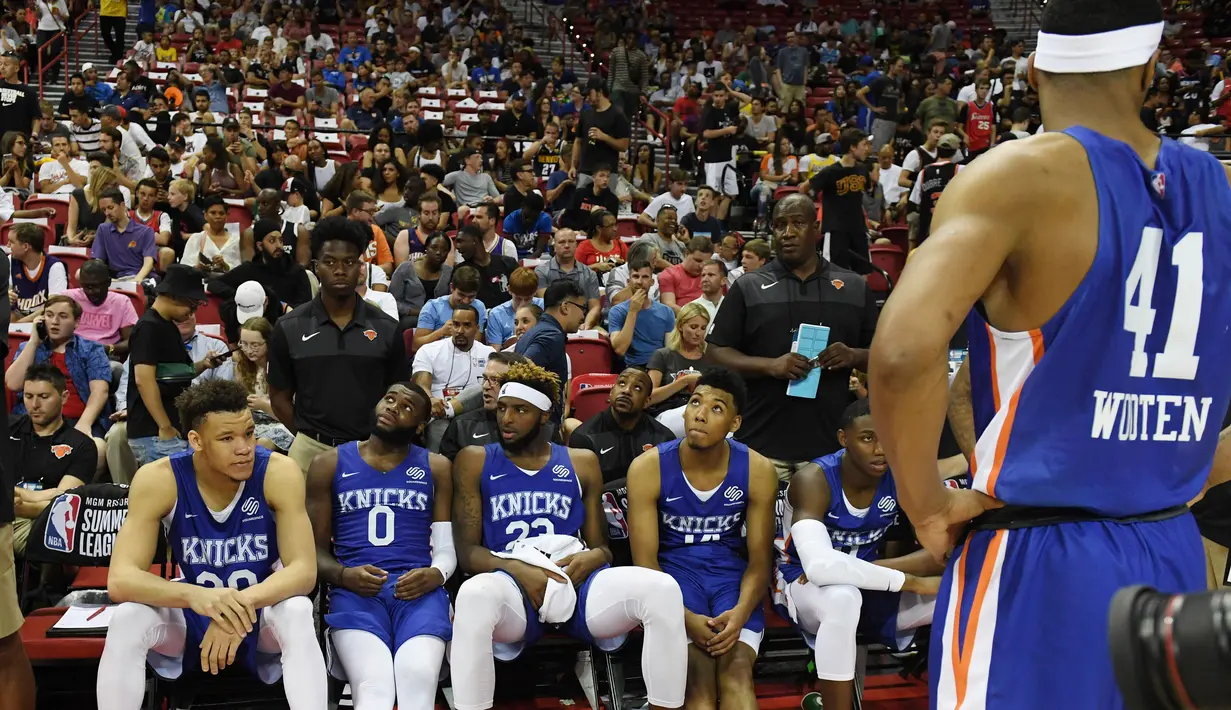 Pemain New York Knicks duduk setelah gempa bumi mengguncang Thomas & Mack Center selama pertandingan melawan New Orleans Pelicans pada NBA Summer League 2019 di Las Vegas, Nevada (5/7/2019). Laga Pelicans melawan Knicks telah mencapai kuarter keempat ketika gempa terjadi. (AFP Photo/Ethan Miller)
