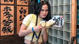 Sheryl juga terlihat santai saat mengunjungi sebuah rumah makan di Jepang. Gaya busana yang santai dengan kaos pun menjadi pilihan Sheryl. Bahkan, kacamata yang digunakan oleh Sheryl menjadi sorotan publik. (Liputan6.com/IG/@sherylsheinafia)