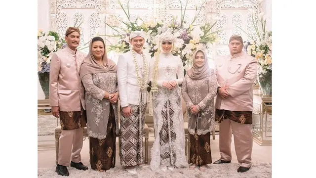 Mertua Ulang Tahun, Ini 6 Momen Kedekatan Rezky Aditya dengan Ibu Citra Kirana