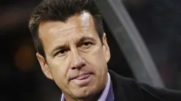 Ekspresi pelatih Brasil, Carlos Dunga, di laga babak 16 besar PD 2010 melawan Cile di Ellis Park Stadium, Johannesburg, 28 Juni 2010. Brasil unggul 3-0. AFP PHOTO / FABRICE COFFRINI 