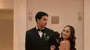 Salshabilla Adriani tampil mengenakan long dress model ruffle hitam. Didampingi suaminya, Ibrahim Risyad yang mengenakan setelan jas hitam. [@ibrhmrsyd]