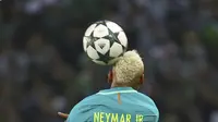 Aksi striker Barcelona, Neymar, pada pertandingan kontra Borussia Monchengladbach, di Stadion Borussia Park, Kamis (29/9/2016) dini hari WIB. Pada Matchday 2 Grup C Liga Champions 2016-2017, Neymar mencatat satu assist. (Reuters/Kai Pfaffenbach)