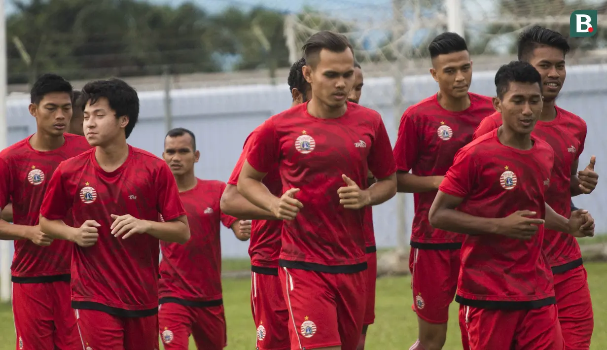 Bek Persija Jakarta, Rezaldi Hehanussa, bersama rekan-rekan berlari saat latihan di Lapangan Sutasoma Halim, Jakarta, Sabtu (3/3/2018). Latihan ini digelar sebelum berangkat ke Vietnam untuk melawan SLNA pada Piala AFC. (Bola.com/Asprilla Dwi Adha)