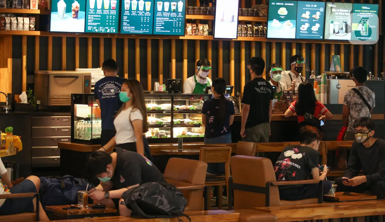 Pengunjung bersantai di salah satu gerai kopi di Mal Central Park, Jakarta, Senin (15/6/2020). Setelah beberapa bulan ditutup akibat wabah Covid-19 pada Senin (15/6) ini Pemprov DKI mengizinkan sekitar 80 mal atau pusat perbelanjaan untuk beraktivitas kembali. (Liputan6.com/Faizal Fanani)