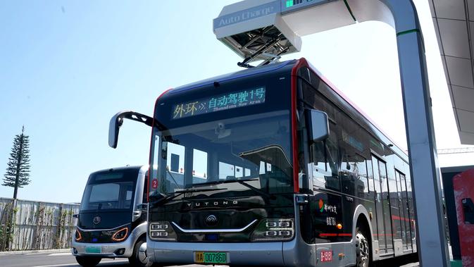 Sebuah bus otonomos dari jalur bus autopilot 1 sedang mengisi daya di Zhengzhou, Provinsi Henan, China tengah (18/8/2020). Bus autopilot ini menggabungkan sejumlah teknologi seperti layanan jaringan 5G dan kecerdasan buatan (AI) serta sistem pengawasan dan kendali cerdas. (Xinhua/Li An)