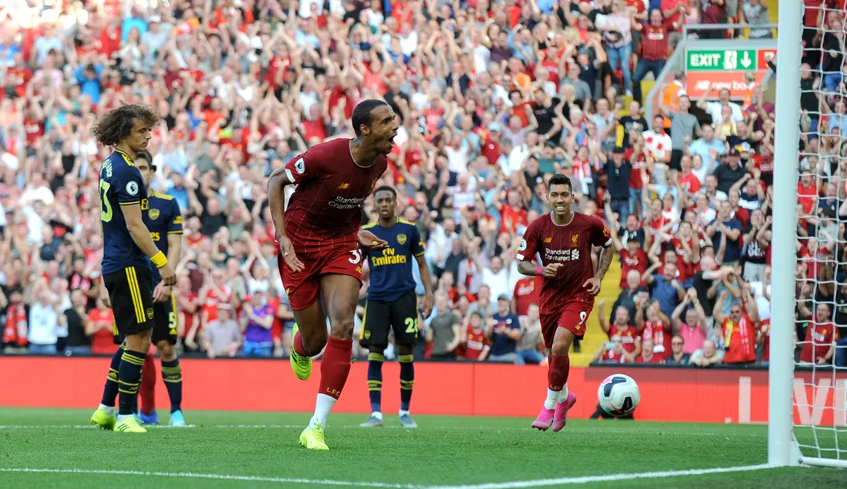 Pemain Liverpool Joel Matip merayakan golnya ke gawang Arsenal saat bertanding dalam Liga Inggris di Stadion Anfield, Liverpool, Inggris, Sabtu (24/8/2019). Liverpool menang 3-1 dan kukuh di puncak klasemen sementara. (AP Photo/ Rui Vieira)