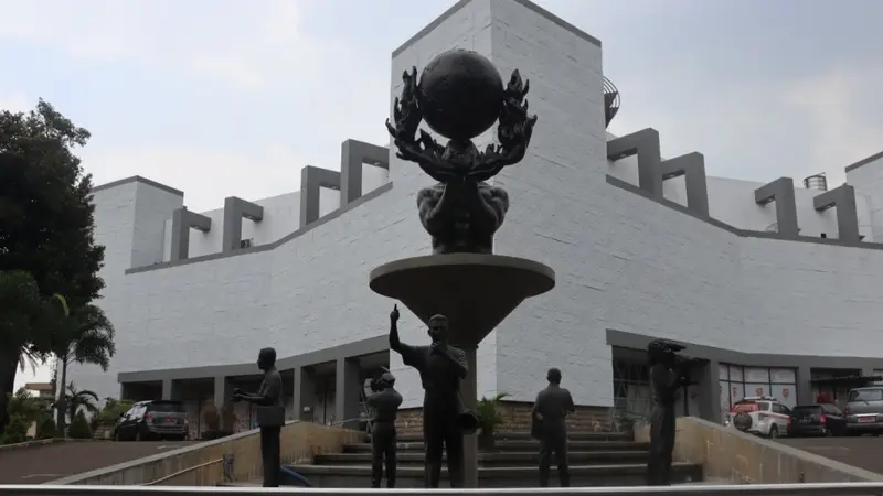 Tampak depan Museum Penerangan di TMII.