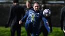 Pelatih Chelsea, Frank Lampard, menendang bola saat sesi latihan jelang laga Liga Champions melawan Real Madrid di London, (11/4/2023). (AFP/Daniel Leal)