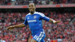 2. Didier Drogba - Drogba menjadi pahlawan Chelsea pada laga final Liga Champions 2012 ketika berhadapan dengan Bayern Munchen. Golnya di menit 89 membuat pertandingan berlanjut ke babak adu penalti dan membawa Chelsea juara Liga Champions 2012. (AFP/Ian Kington)