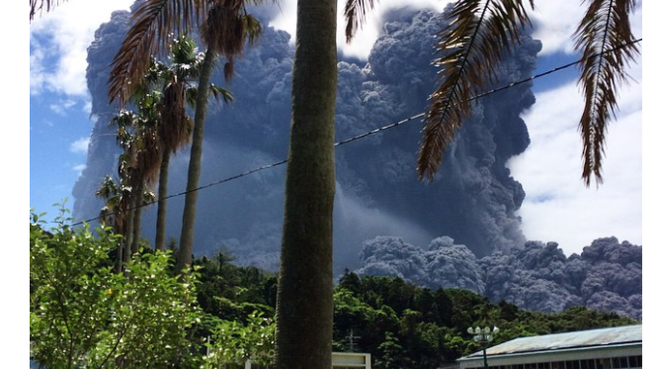 Dahsyatnya Letusan Gunung Shindake Jepang Terekam Kamera