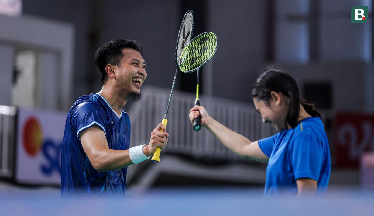 Mantan pebulu tangkis Indonesia, Mohammad Ahsan (kiri) dan penyanyi sekaligus selebritas Indonesia, Ziva Magnolya melakukan selebrasi setelah mencetak poin pada laga semifinal Turnamen Olahraga Selebriti Indonesia (TOSI) Season 4 melawan pasangan mantan pebulu tangkis Indonesia, Debby Susanto dan selebritas, Rafael Tan di GOR UNJ, Rawamangun, Jakarta, Minggu (02/11/2025). (Bola.com/Bagaskara Lazuardi)