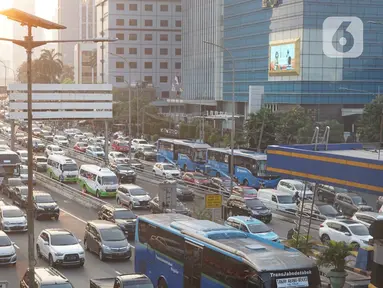 Kendaraan terjebak kemacetan saat melintasi kawasan Mampang, Jakarta, Senin (29/6/2020). Semakin tingginya mobilitas warga selama masa transisi PSBB menyebabkan jalan-jalan protokol Ibu Kota kembali dihiasi kemacetan parah setiap pagi dan sore hari. (Liputan6.com/Immanuel Antonius)