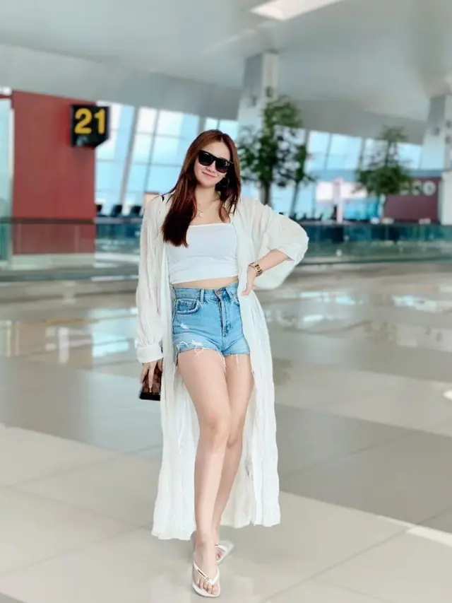 7 Potret Lyia Amelia dalam Busana Kasual Ini Menawan