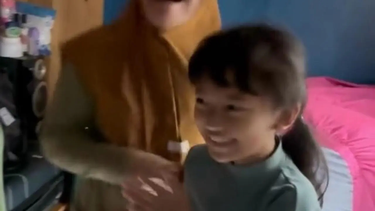 Potret Mbak Ti dan Kara setelah lama berpisah kemudian bertemu kembali (Sumber: TikTok/ardahatna_)