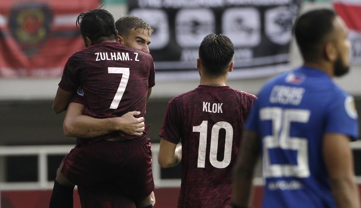 Striker PSM Makassar, Zulham Zamrun, merayakan gol yang dicetak oleh Eero Markkanen ke gawang Kaya FC-Iloilo pada laga AFC Cup 2019 di Stadion Pakansari, Bogor, Selasa (2/4). Kedua tim bermain imbang 1-1. (Bola.com/Yoppy Renato)