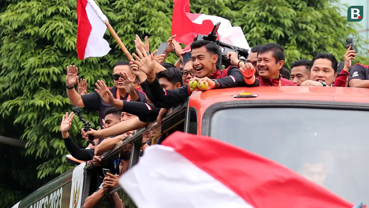 Foto: Momen Pratama Arhan Tertimpuk Seragam SMA saat Timnas Indonesia Diarak di Jalanan Jakarta