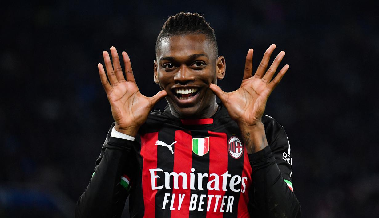 Pemain AC Milan, Rafael Leao berselebrasi setelah mencetak gol pertama timnya ke gawang Napoli pada laga pekan ke-28 Liga Italia 2022/2023 yang berlangsung di Stadio Diego Armando Maradona, Senin (03/04/2023) dini hari WIB. AC Milan menang dengan skor 4-0. (AFP/Tiziana Fabi)