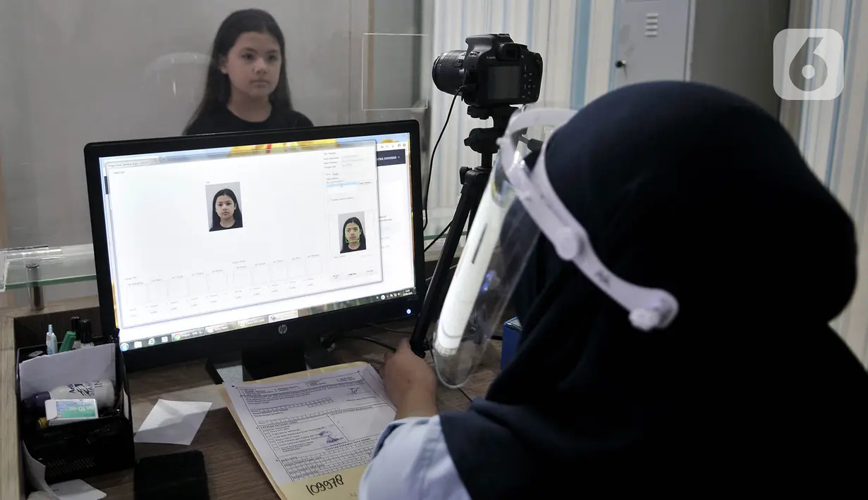 Aktivitas layanan keimigrasian di Kantor Imigrasi Kelas I TPI Jakarta Timur, Senin (15/6/2020). Direktorat Jenderal Imigrasi mulai kembali membuka layanan kantor imigrasi di seluruh Indonesia setelah memberlakukan pembatasan pelayanan sejak 24 Maret 2020 akibat Covid-19. (merdeka.com/Iqbal S Nugroho