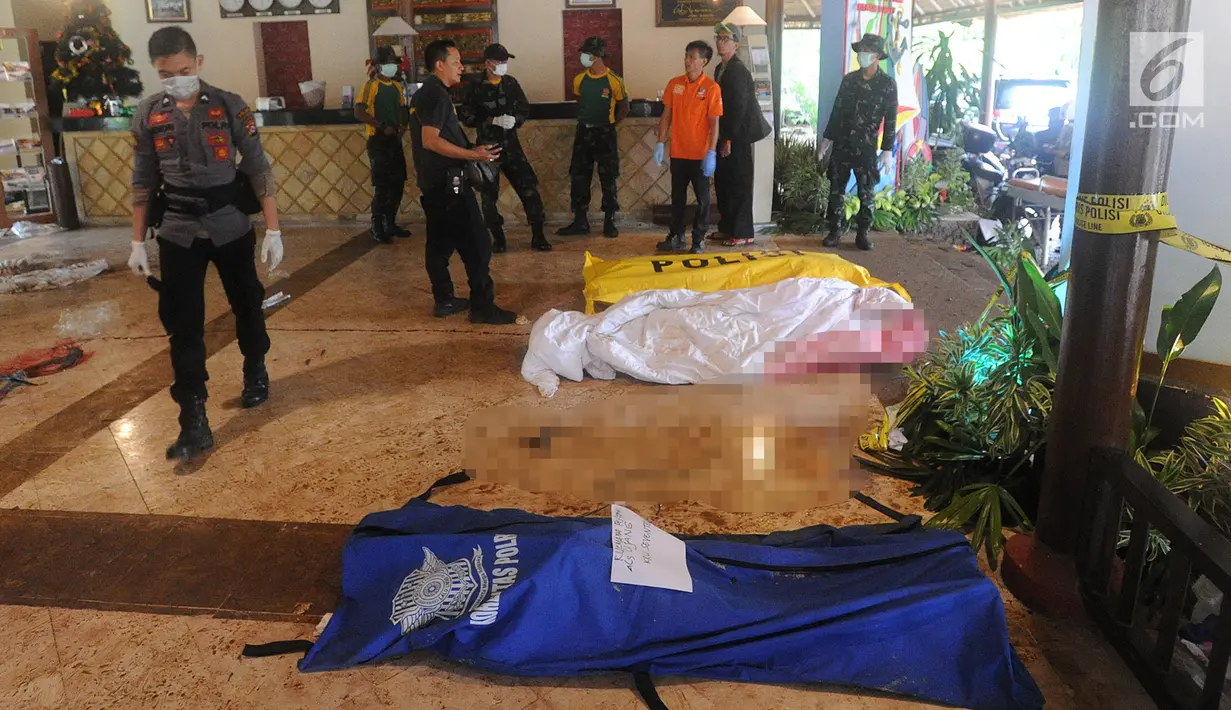Jenazah korban gelombang Tsunami Anyer berhasil dievakuasi di Tanjung Lesung Beach Resort, Pandeglang, Banten (23/12). Lokasi Tanjung Lesung  merupakan kegiatan rombongan pegawai PLN dan keluarga saat family gathering. (merdeka.com/Arie Basuki)