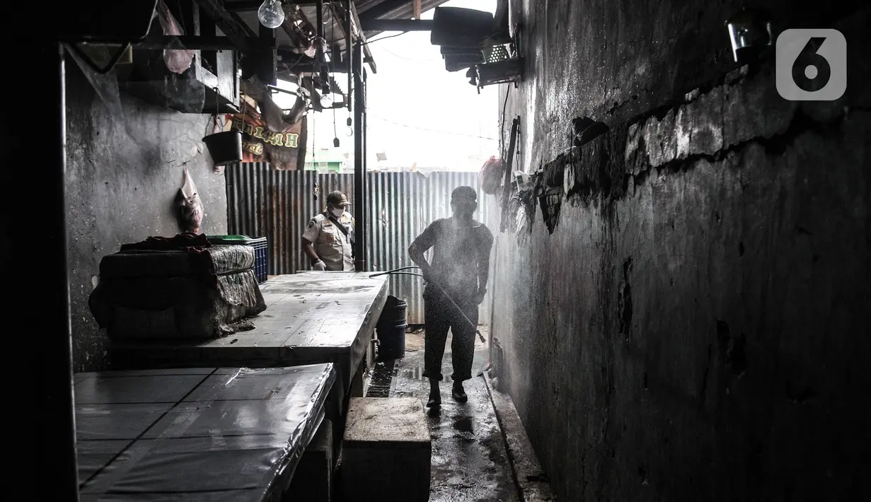 Petugas menyemprotkan cairan disinfektan saat sterilisasi rutin Pasar Sumur Batu, Kemayoran, Jakarta, Rabu (8/7/2020). Pengelola Pasar Sumur Batu rutin melakukan penyemprotan disinfektan setiap Senin, Rabu, dan Jumat guna mencegah penyebaran virus corona COVID-19. (merdeka.com/Iqbal S. Nugroho)