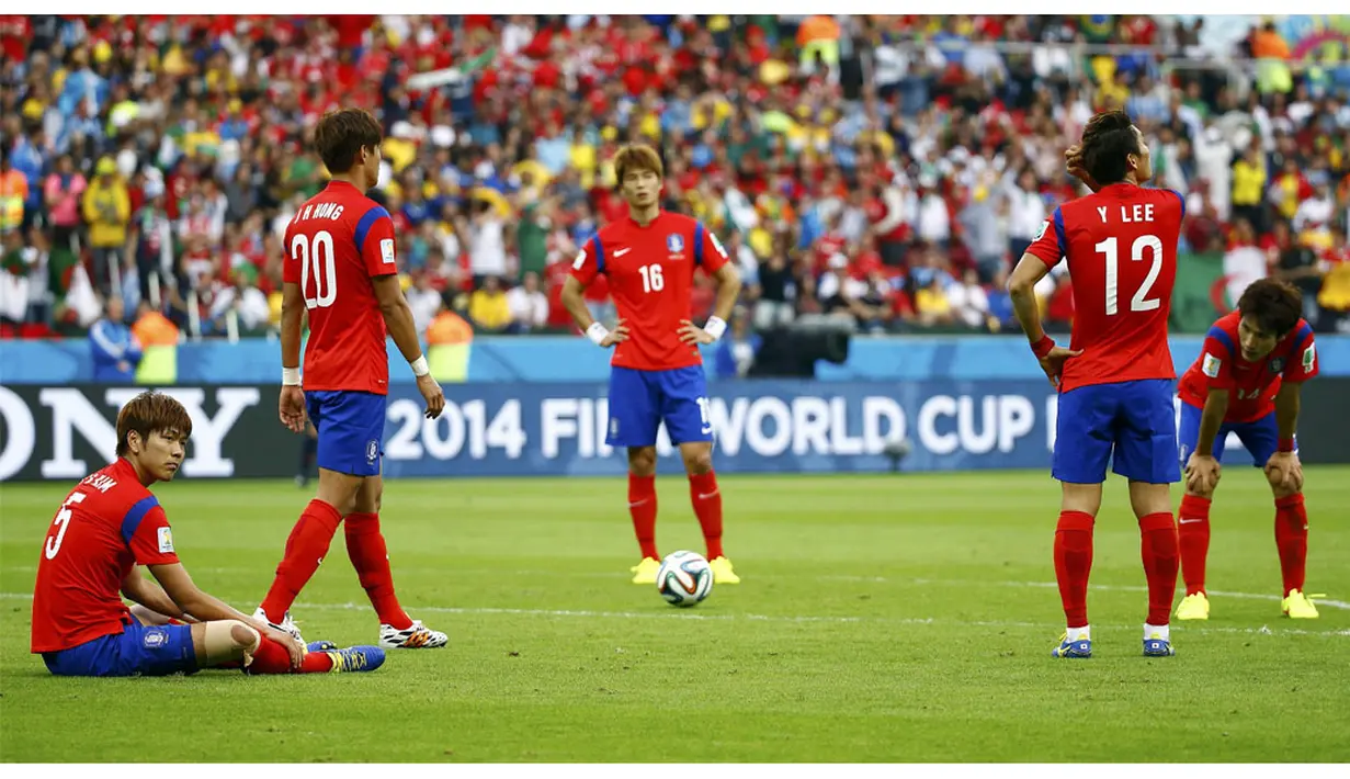 Ekpresi pemain Korea Selatan usai dikalahkan Aljazair 2-4 di laga penyisihan Piala Dunia 2014 Grup H di Stadion Beira Rio, Porto Alegre, Brasil (23/6/2014). (REUTERS/Murad Sezer)