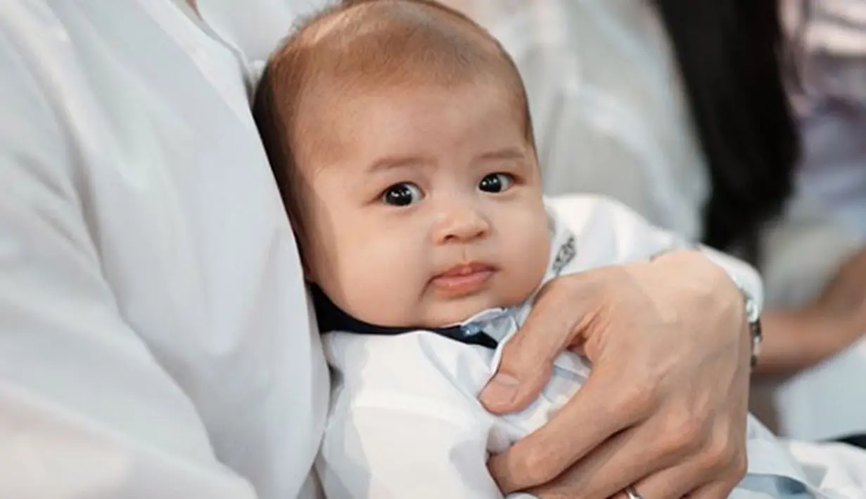 Anak dari Sandra Dewi ini tampaknya mewarisi bakat sang ibu, lantaran ia sangat sadar kamera. (Foto: instagram.com/sandradewi88)