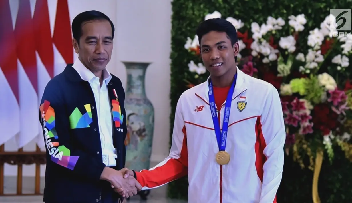 Presiden Joko Widodo atau Jokowi (kiri) bersalaman dengan sprinter Lalu Muhammad Zohri (kanan) di Istana Bogor, Jawa Barat, Rabu (18/7). Zohri tampak mengenakan medali emas yang diraihnya di Finlandia. (Liputan6.com/Pool/Biro Pers Setpres)