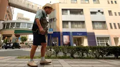 Mantan petinju profesional Jepang, Iwao Hakamada (82) yang dijatuhi hukuman mati, berjalan di Hamamatsu, Prefektur Shizuoka, 28 Agustus 2018.  Sejak divonis hukuman mati, Hakamada sudah menanti pelaksanaan eksekusinya selama 50 tahun. (KAZUHIRO NOGI/AFP)