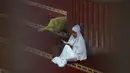 Seperti tahun-tahun lalu, Masjid Istiqlal, Jakarta, juga menyediakan ribuan paket menu berbuka puasa yang dibagikan secara gratis bagi jamaah setiap harinya. Tampak dalam foto, umat Muslim membaca Al-Quran atau tadarus saat menjalani hari pertama Ramadan 1447 Hijriah di Masjid Istiqlal, Jakarta, Kamis (19/2/2026). (Kapanlagi.com/Budy Santoso)