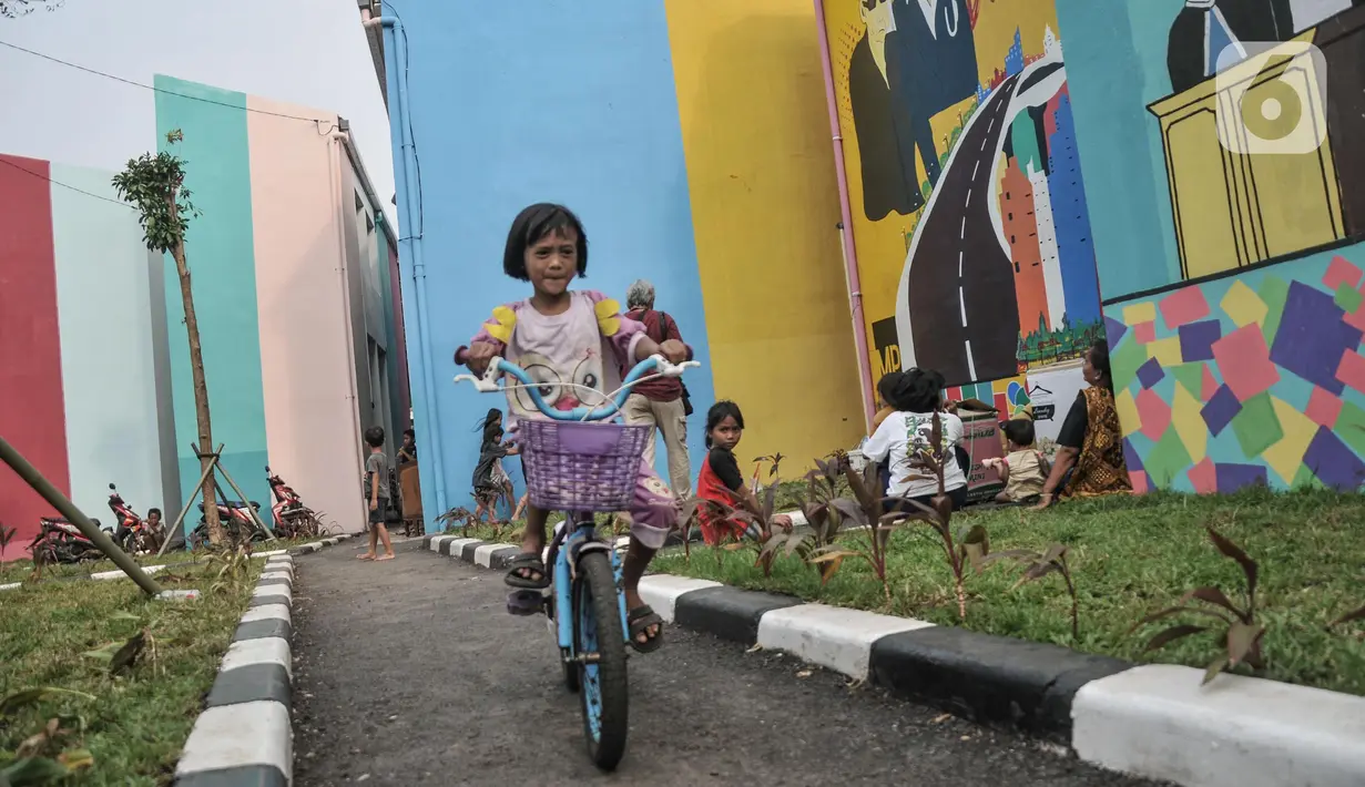Anak-anak saat bermain di Kampung Gembira Gembrong, Cipinang Besar Utara, Jakarta Timur, Minggu (9/10/2022). Pasca diresmikan oleh Gubernur DKI Jakarta pada Jumat (7/10) kemarin, warga korban kebakaran yang sebelumnya mengungsi di Rusun Cipinamg Besar Utara kini mulai kembali menghuni Kampung Gembira Gembrong. (merdeka.com/Iqbal S. Nugroho)