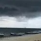 Fenomena waterspout saat muncul di laut Donggala pada Sabtu sore (14/3/2020). (Liputan6.com/Heri Susanto/Dok. Eko Adriansyah (warga Donggala)).