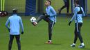Pemain Manchester City, Gabriel Jesus (tengah)  beraksi saat sesi latihan tim di City Football Academy, Manchester, (20/11/2017). City akan melawan Feyenord ada grup F. (AFP/Oli Scarff)