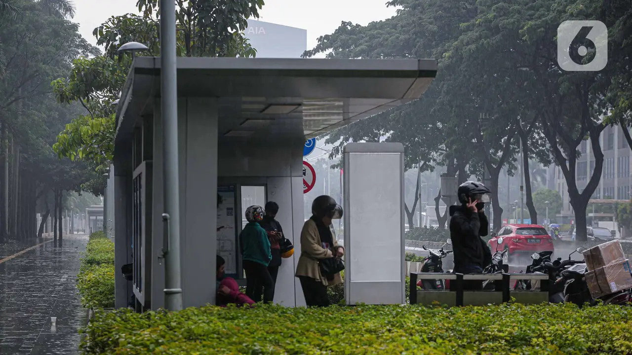 Langit pagi Jakarta jelang akhir pekan hari ini, Jumat (15/3/2024) diprakirakan keseluruhannya berawan, kecuali Jakarta Selatan dan Jakarta Timur cerah berawan. Begitulah prediksi cuaca hari ini.